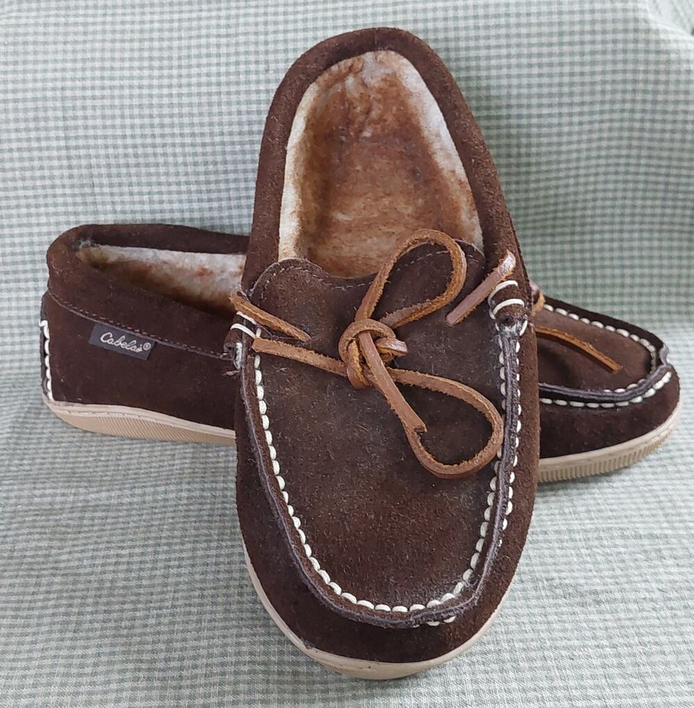 Cabellas Women's Faux Fur Lined Suede Moccasin Slippers Size 7